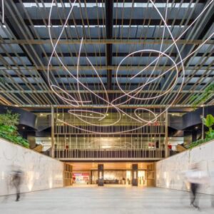 Design contemporâneo no lobby do Brazilian Financial Center com esculturas de luz pendentes em LED, revestimento em mármore e jardins verticais, projeto vencedor no Best of Year 2022 por Fernanda Marques.