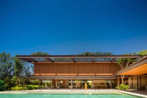 Fachada da premiada Casa Jabuticaba com arquitetura contemporânea, vencedora do A'Design Award & Competition 2024, Robb Report Brasil e Best Of Year Interior Design 2022, projetada por Fernanda Marques Arquitetura.