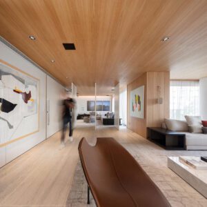 Vista ampla da sala de estar do projeto Eretz, apartamento residencial premiado com o Design Award 2018, destacando a integração de ambientes, uso de materiais nobres e a assinatura de Fernanda Marques Arquitetura.