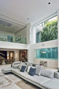 Vista panorâmica da sala de estar do apartamento residencial premiado com o International Architecture Award 2020, demonstrando a sofisticação e inovação do escritório de Fernanda Marques.