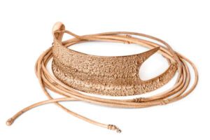 Pulseira com linhas fluidas e contemporâneas desenhada por Fernanda Marques para a Grifith, reconhecida com Menção Honrosa no IDA Design Awards 2016 por sua inovação e estética.
