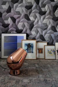 Vista da parede tridimensional Synapsis em concreto da Solarium, projeto premiado de Fernanda Marques com o A'Design Award Gold 2016, demonstrando a versatilidade e a estética contemporânea do escritório.