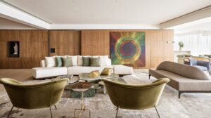 Sala de estar de luxo do premiado apartamento residencial Kintsugi, projeto de Fernanda Marques vencedor do Design Award 2024, com marcenaria em madeira e decoração sofisticada.