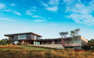 Fachada da premiada Casa Fazenda Boa Vista, projeto de Fernanda Marques vencedor do A'Design Award Bronze 2016 e do World Architecture Community Awards, com arquitetura contemporânea e paisagismo integrado.