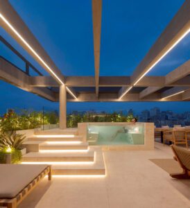Área de lazer de luxo do premiado projeto residencial Skyline, vencedor do Built Design Awards 2024 na categoria de Arquitetura Residencial, assinado pelo escritório Fernanda Marques.