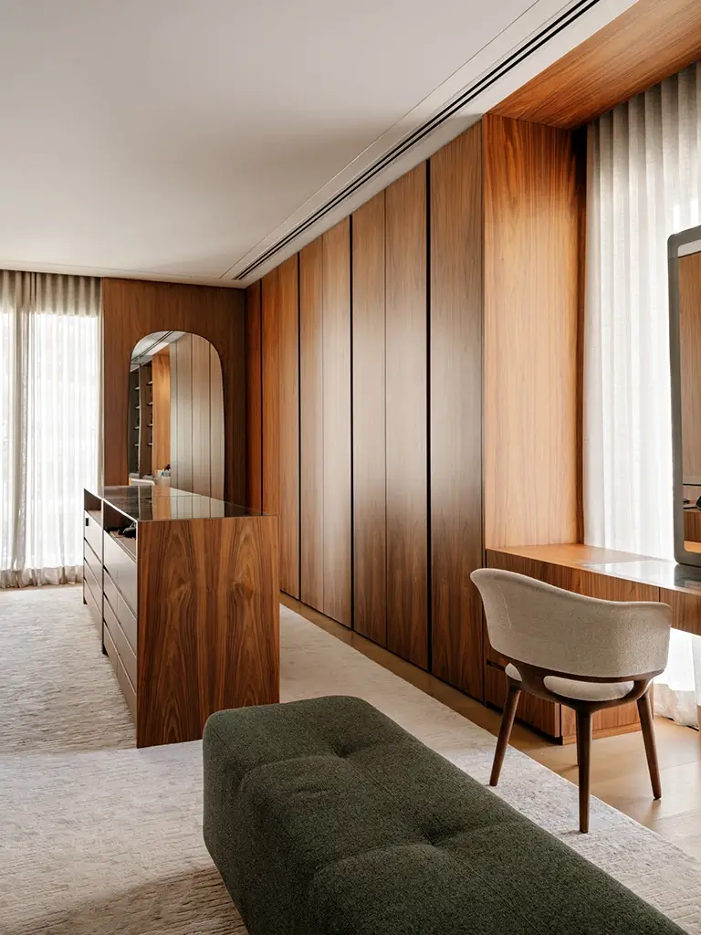 Detalhe das paredes e piso em madeira escura do Apartamento Pulso, projeto de Fernanda Marques Arquitetura