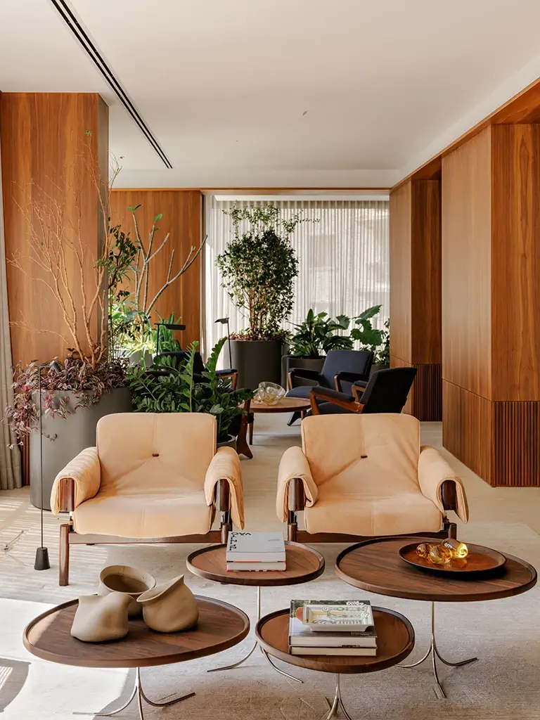 Mobiliário do Apartamento Pulso, assinado pelos renomados designers Percival Lafer e Jader Almeida. Projeto de Fernanda Marques Arquitetura